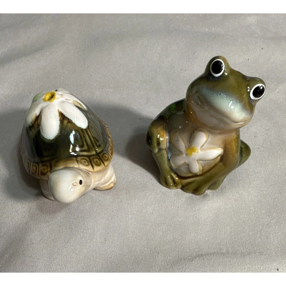Vtg Ceramic Green Frog & Turtle Salt and Pepper Shakers Set White Daisy Flower